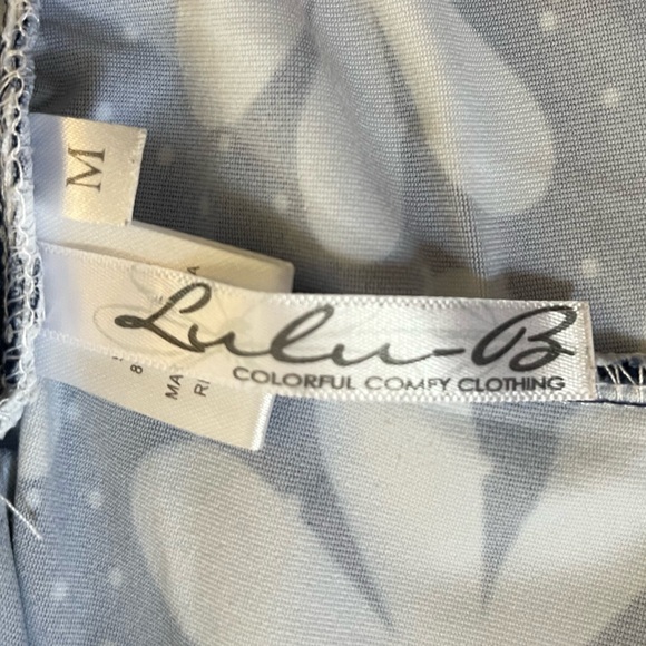 Women’s Lulu-B blue white daisy pull on skirt (skort)with built in shorts.Medium - Picture 10 of 14